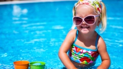 ZAŠTITITE JE OD SUNCA I SPREČITE POJAVU OSIPA Evo kako da vodite računa o bebinoj koži preko leta