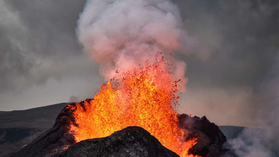 PROBUDIO SE VULKAN U INDONEZIJI Ovo je  najduža erupcija od 2018. godine(VIDEO)