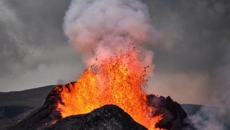 PROBUDIO SE VULKAN U INDONEZIJI Ovo je  najduža erupcija od 2018. godine(VIDEO)