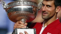 OTKRIVENO KO ĆE URUČITI TROFEJ ROLAN GAROSA Novaka ne može da smisli, napada ga i vređa godinama