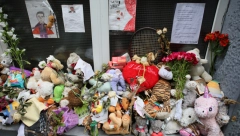 NISU ZABORAVLJENI! Četrdesetodnevni pomeni žrtvama tragedija koje su potresle Srbiju: Građani palili sveće, ostavljali cveće i igračke ispred Ribnikara