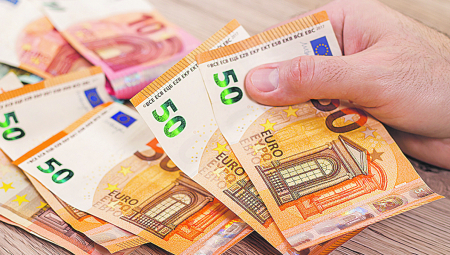 OVAKO LAŽNA BANKARKA VARA LJUDE Baka (86) nasela na trik i dala joj novac
