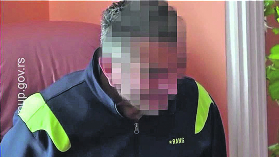 U UNIFORMI POZIRAO SA PIŠTOLJEM Prikazane su fotografije iz telefona Radiše Blažića