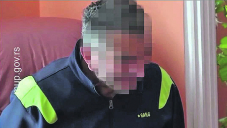 U UNIFORMI POZIRAO SA PIŠTOLJEM Prikazane su fotografije iz telefona Radiše Blažića