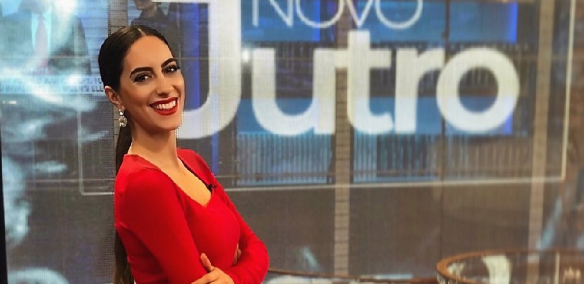 SKINULA SE POZNATA VODITELJKA Pokazala gole noge, muškarcima popadale vilice
