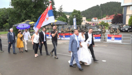 U LEPOSAVIĆU SVADBENA POVORKA PORED KORDONA KFORA Mladenci ispraćeni osmesima vojnika (FOTO)