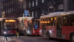 SELA U BUS I IZVADILA TRANSPARENT Zbog poruke na njemu Beograđani se valjaju od smeha! (VIDEO)
