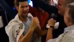 KO TO KAŽE, KO TO LAŽE, SRBIJA JE MALA! Novak i Srđan zapevali, pa doveli atmosferu do usijanja posle istorijske titule (VIDEO)