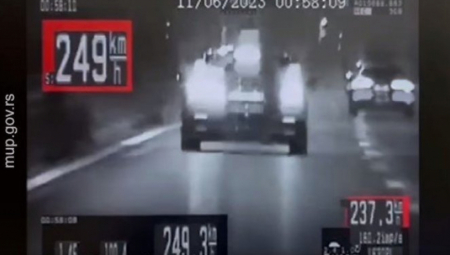 SNIMAK POLICIJSKE JURNJAVE 250 NA SAT! Presretač zaustavio pijanog vozača BMW-a, odmah mu stavili lisice (VIDEO)