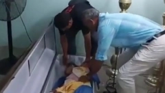 PROGLASILI JE MRTVOM, A ONA USTALA IZ SANDUKA Rodbina zanemela od šoka, zapanjujuć snimak zapalio internet