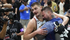LEGENDARNI DŽORDAN MU GLEDA U LEĐA Po jednom parametru Jokić je najbolji u istoriji NBA lige
