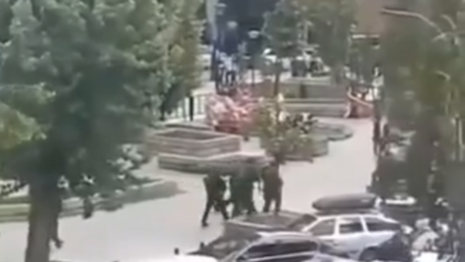 ČUJU SE RAFALI, NAROD JE U STRAHU Situacija u Kosovskoj Mitrovici je napeta, sirene se još oglašavaju (VIDEO)