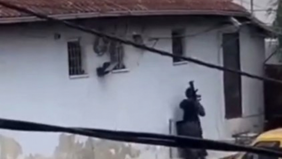 SPECIJALCI RAZBIJALI KAMERE Povukla se oklopna vozila ROSU iz Bošnjačke mahale (VIDEO)