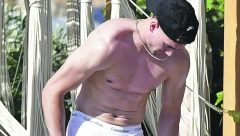 AUUU, BRATE Najskuplji srpski fudbaler imao šou: Striptiz pred lepoticama