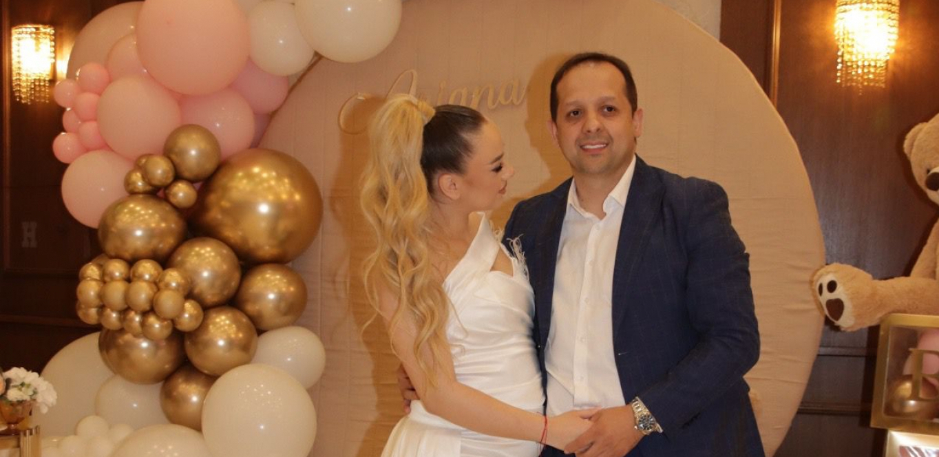 PEVAČICA I NJEN 15 GODINA STARIJI SUPRUG DOBILI DRUGO DETE Objavili prvu fotografiju iz porodilišta