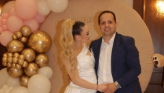 PEVAČICA I NJEN 15 GODINA STARIJI SUPRUG DOBILI DRUGO DETE Objavili prvu fotografiju iz porodilišta