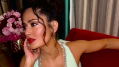 SELMA HAJEK SE NE PLAŠI STARENJA Holivudska diva opet ponosno pokazala sede