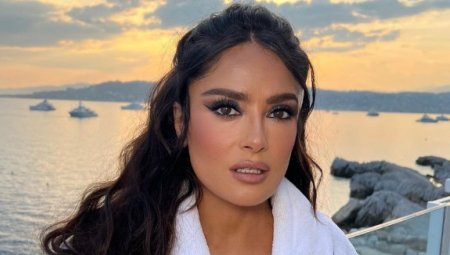 KAKVA ŽENA Selma Hajek izgrmela u bikiniju, glumičine obline zapalile društvene mreže