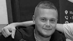 POČELA SAHRANA ARMINA BEGOVIĆA Pevač u suzama ispraća sina na večni počinak, prijatelji mu pružaju utehu (FOTO)
