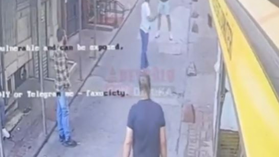 TURISTA UBIJEN U CENTRU ISTANBULA Uznemirujući snimak, hteli da mu otmu telefon, a onda mu zarili nož u srce