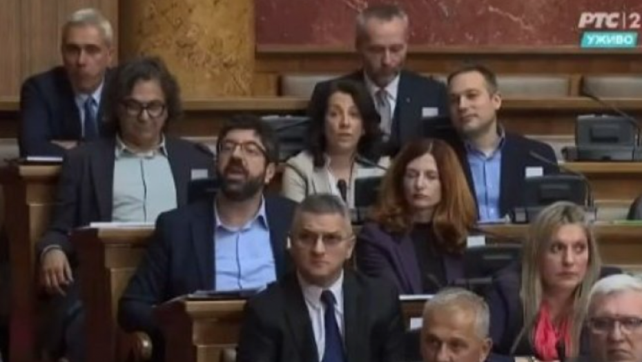 SAMO 33 POSLANIKA OPOZICIJE DOŠLO NA RASPRAVU Nedeljama tražili sednicu o smeni Gašića, sada neće da učestvuju