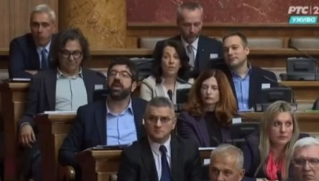 SAMO 33 POSLANIKA OPOZICIJE DOŠLO NA RASPRAVU Nedeljama tražili sednicu o smeni Gašića, sada neće da učestvuju
