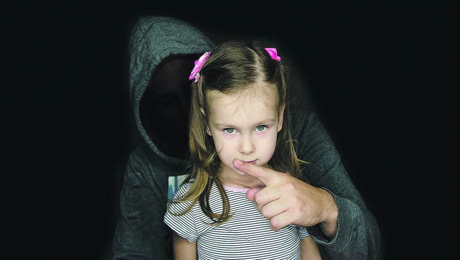 DECU MAME SLATKIŠIMA! Panika zavladala na više mesta u komšiluku