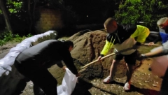 DRAMATIČNE SCENE U BLIZINI ČAČKA: Ljudi pune džakove da bi se BRANILI OD POPLAVA, dežuraju NON STOP