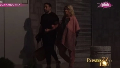 VESNA ZMIJANAC PRVI PUT U JAVNOSTI NAKON OPERACIJE Pevačica drastično smršala, usporeno hoda, a sve vreme se pridržavala za prijatelja! (FOTO)