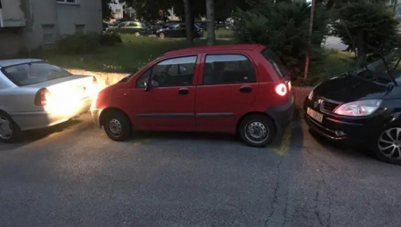 DIVLJI PARKINZI ŠTETE VATROGASCIMA I HITNOJ POMOĆI Evo zašto nikada ne smete da parkirate ispred svoje zgrade