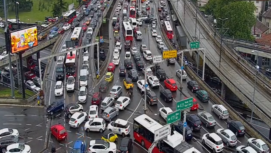UDARNI DELOVI BEOGRADA JUTROS! Na Autokomandi TOTALNI kolaps - vozači čekaju po 20 minuta da se bar malo pomere! (VIDEO)