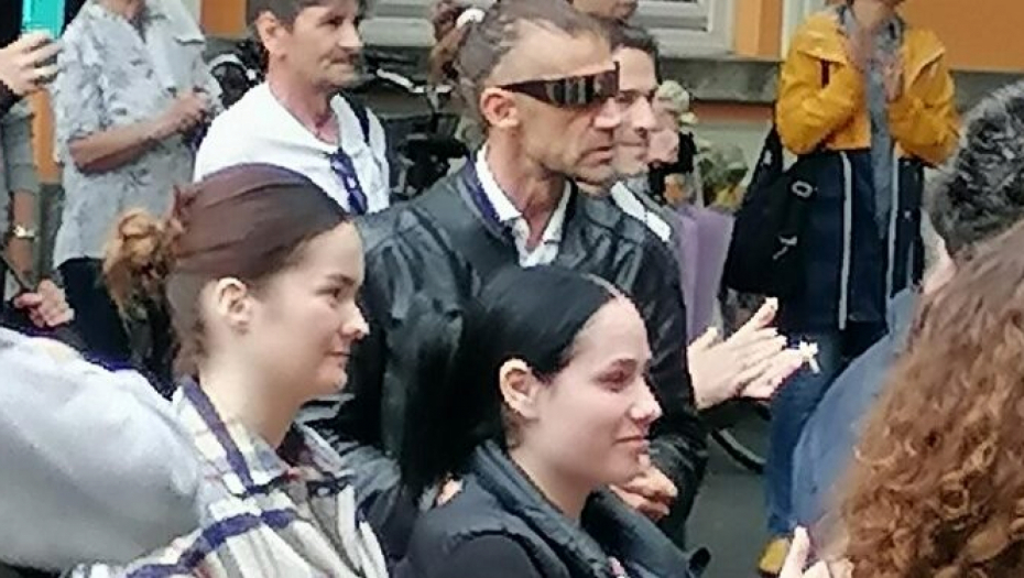 POGLEDAJTE ŠTA RADE AKTIVISTI OPOZICIJE Ljudi ga gledali dok je to radio bez blama u centru Pančeva! (VIDEO)