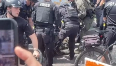 MOŽE DA OSTANE BEZ NOGE Pojavio se snimak drame u Denveru, Jokićevo vozilo pregazilo policajca (VIDEO)