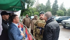 RAZGOVOR SRBA SA PREDSTAVNICIMA KFORA Zoran Todić i Slavko Simić pregovaraju sa mađarskim komandantom (FOTO)
