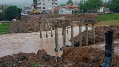 ALARMANTNO U PETROVCU NA MLAVI Reka podivljala, vodostaj raste iz sata u sat, kiša ne prestaje da pada (FOTO)