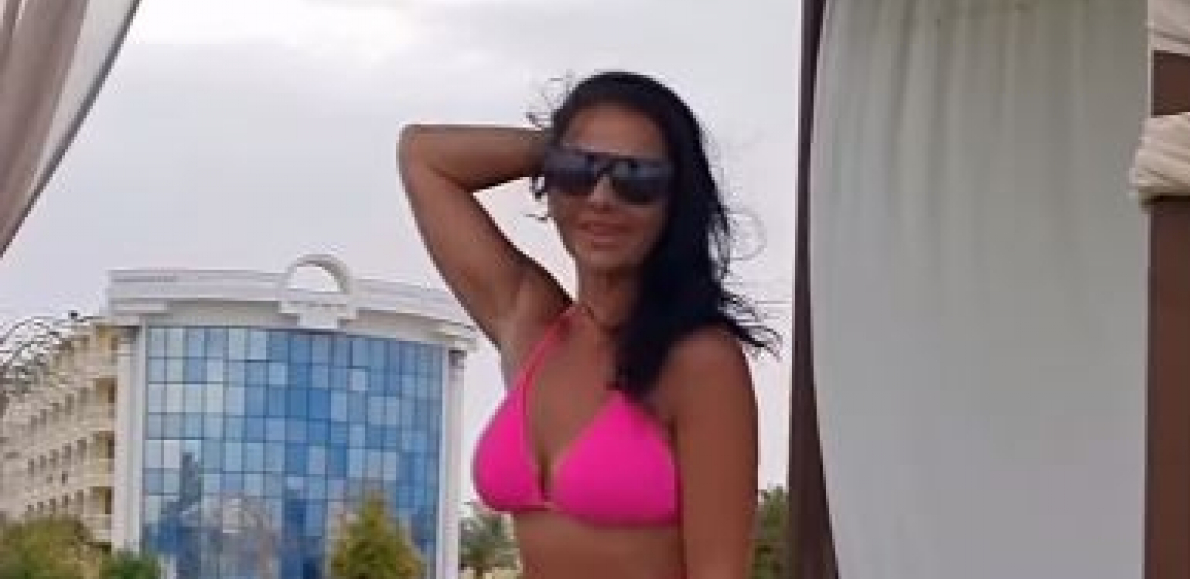 U ŠESTOJ DECENIJI POKAZALA LINIJU Pevačica se skinula u minijaturni bikini i usijala društvene mreže (FOTO)