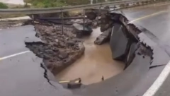 MOST SE URUŠIO ZA NEKOLIKO SEKUNDI Pogledajte zastrašujući trenutak kolapsa mosta kod Kraljeva (VIDEO)