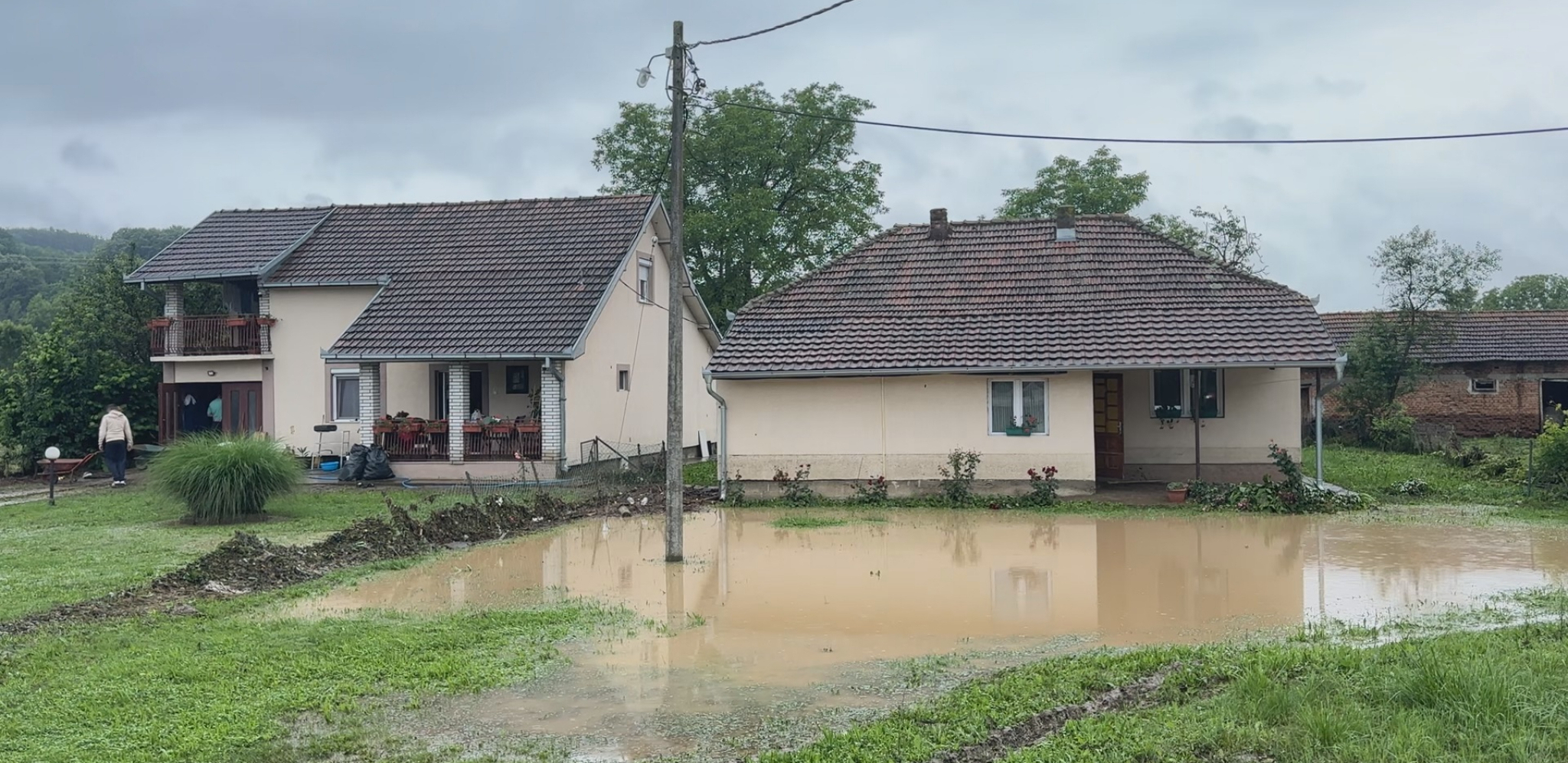 SMIRUJE SE Vanredno u 56 gradova i opština, otklanjaju se posledice poplava: Reke se povlače u korita, ali su mnogi ostali bez ičega