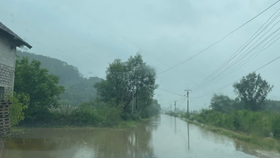 SNAŽNO NEVREME IZAZVALO NOVI HAOS U SRBIJI Blokiran put u Lučanima, a  u jednom mestu je posebno zabrinjavajuće (FOTO/VIDEO)
