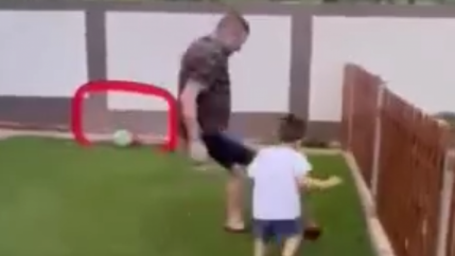 "TATA, TI SI DE BRUJNE" Baja Mali Knindža u šestoj deceniji igra fudbal sa sinom (VIDEO)