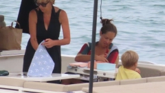 SA MAMOM JE LAKŠE Ana Ivanović s porodicom uživa na jahti (FOTO)