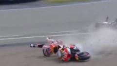 STRAVIČNA SCENA NA TRCI FORMULE 1 Čuveni vozač pao sa motora koji se prepolovio (VIDEO)