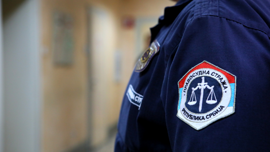 DEVOJČICA NIJE DOBILA NAJVIŠU OCENU, PA IZBIO INCIDENT Određeno zadržavanje ocu učenice osnovne šklole