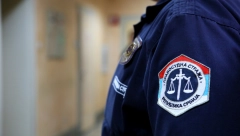 DEVOJČICA NIJE DOBILA NAJVIŠU OCENU, PA IZBIO INCIDENT Određeno zadržavanje ocu učenice osnovne šklole