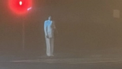 HOROR BLIZU GROBLJA KOD ČAČKA Žena u belom u gluvo doba noći nepomično stoji na putu