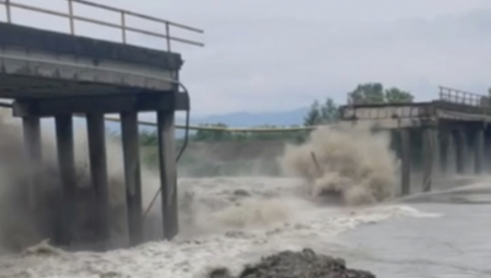 POLICIJA SPREČILA VELIKU TRAGEDIJU Autobus pun putnika umalo se obrušio u nabujalu Moravu koja je odnela most