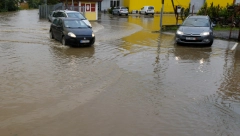 VOZAČI, OPREZ! Veliki nanos zemlje i kamena na putevima gde su se izlile reke