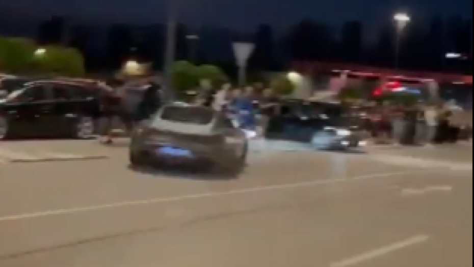 UZNEMIRUJUĆI SNIMAK SAOBRAĆAJNE NESREĆE U ZAGREBU Mercedesom pokosio ljude na parkingu! LJUDI GLEDALI KAKO DRUGI LETE U VAZDUH