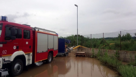 POPLAVLJENO VIŠE STOTINA HEKTARA I DESETINE KUĆA Moravica i Zapadna Morava zadaju muke stanovnicima Požege