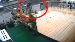 POBESNELI STOPER PRAVIO HAOS U CENTRU BEOGRADA Niko nije hteo da mu stane, strašno je šta sve radi